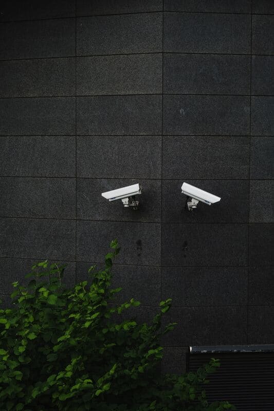 Cámara de videovigilancia CCTV exterior instalada en una fachada
