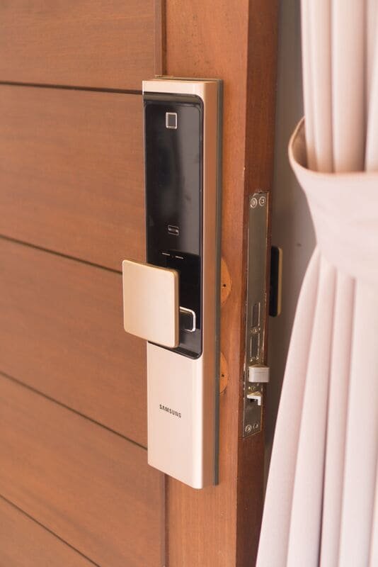 Cerradura inteligente instalada en una puerta